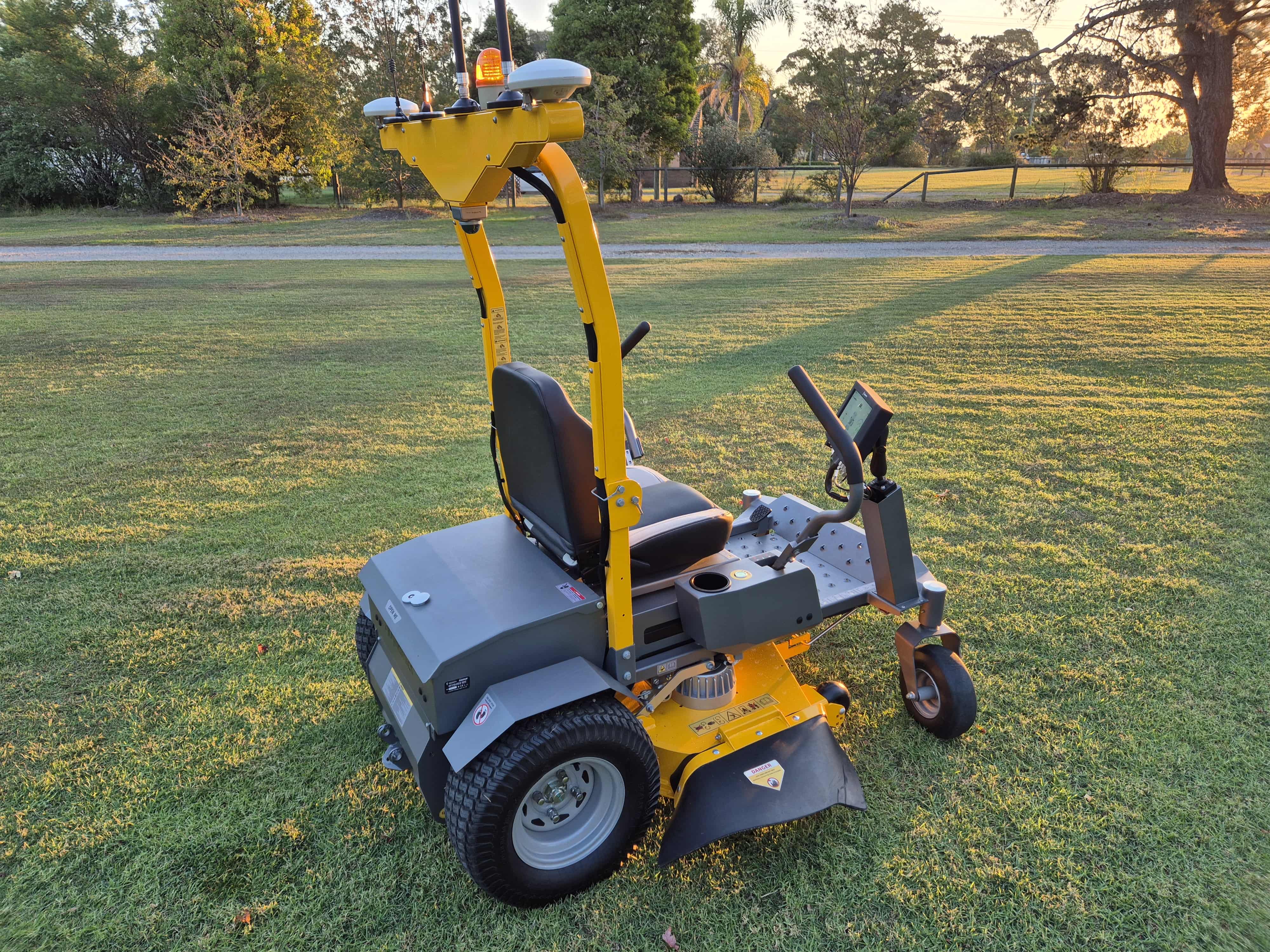 FJD Z42P VIDAR Smart Lawn Mower - Image 7